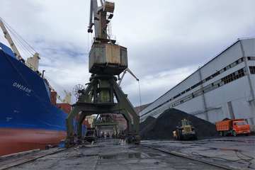 Теплоход «Омолон» доставил вторую партию угля для Магаданской ТЭЦ
