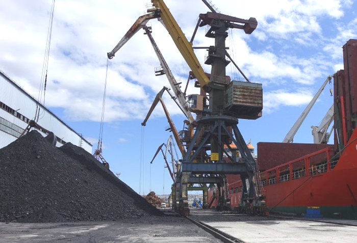 В магаданский морпорт доставлено 27, 5 тысяч тонн угля  для Магаданской ТЭЦ