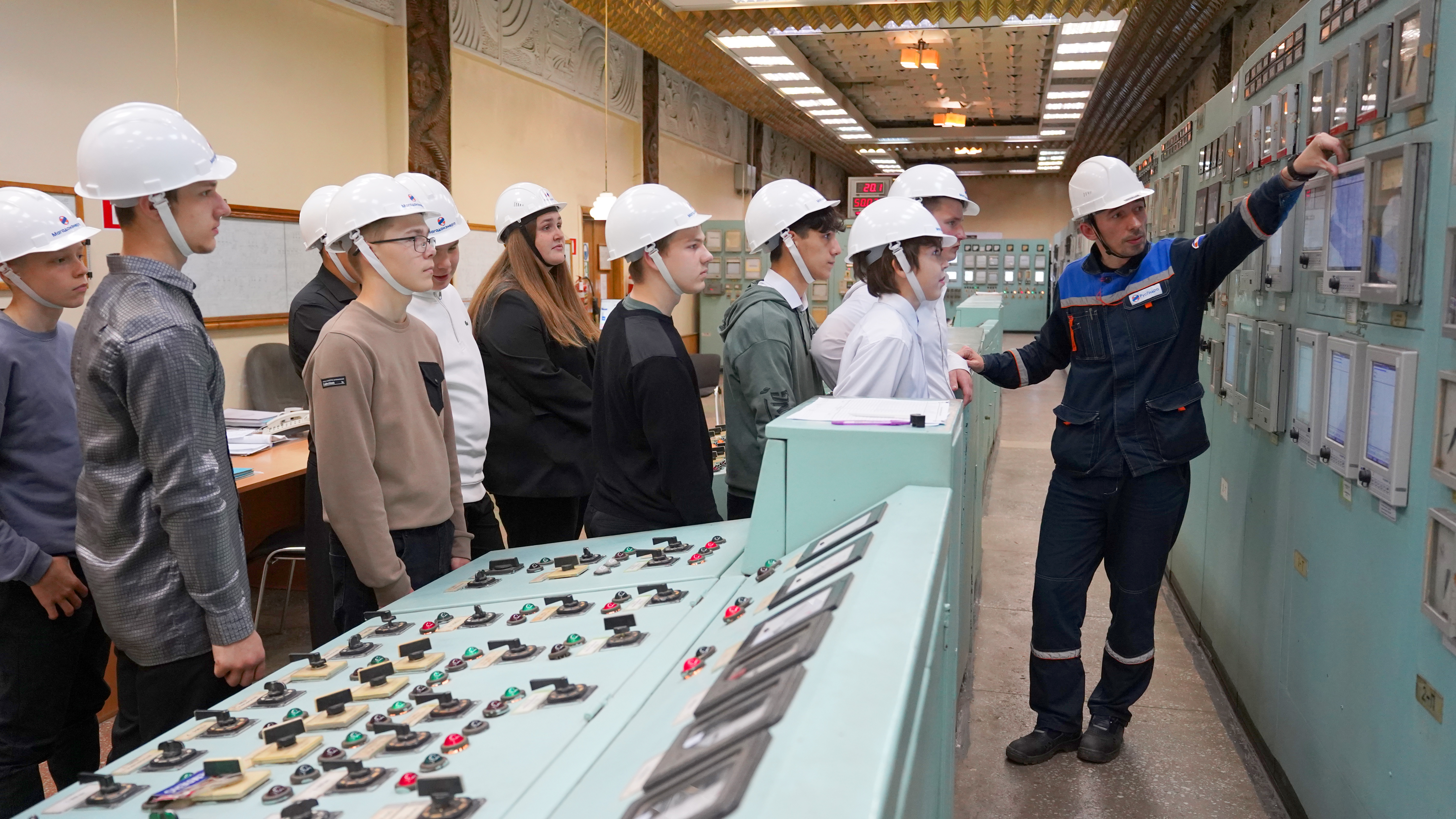 На Магаданской ТЭЦ провели профориентационную экскурсию